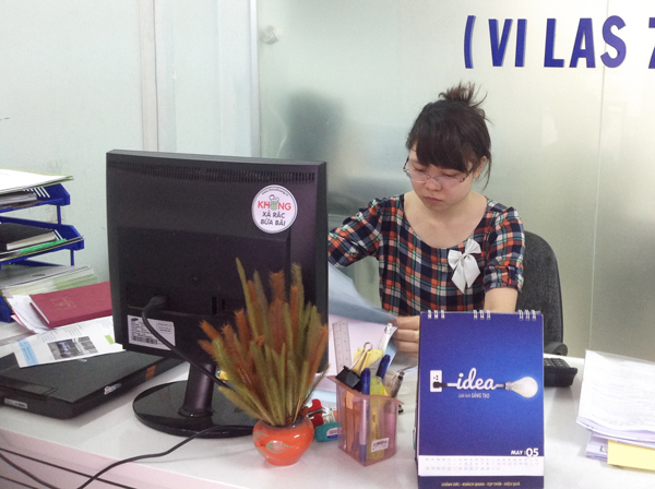 hân[-]viên[-]Saigon[-]Green[-]tham[-]gia[-]dán[-]sticker[-]"Không[-]xả[-]rác[-]bừa[-]bãi"
